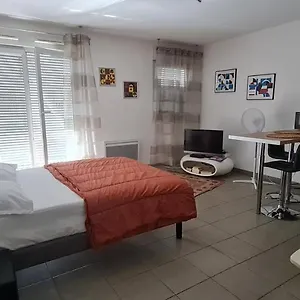 Appartement Beau Studio Tout Confort Au Calme Avec Parking ., Villeurbanne